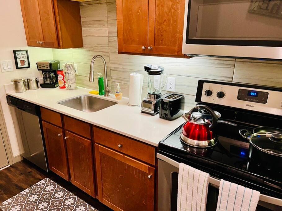Apto 1 Bed - Kitchen - Free Parking Appartement Houston Buitenkant foto